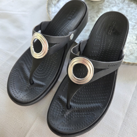Crocs Sanrah Wedge Silver Circle Black Slide Thong Sandal Womens 10 comfort shoe - Picture 1 of 13